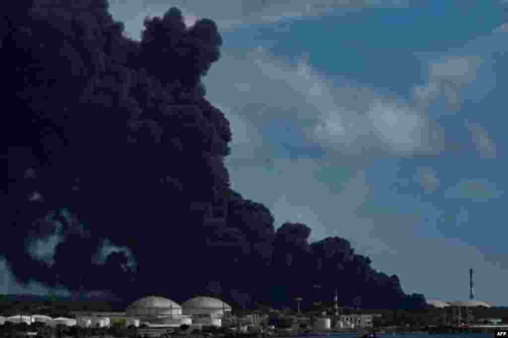 El humo emitido por la combustión de petróleo contiene gases y partículas que pueden tener efectos tóxicos para el organismo. La nube negra de la explosión en la base de supertanqueros de Matanzas.